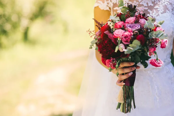 Mariée avec bouquet de mariage — Photo