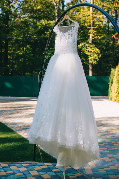 Vestido de novia cuelga en el árbol —  Fotos de Stock