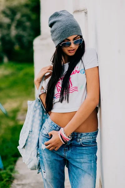 Bela menina posando no parque — Fotografia de Stock