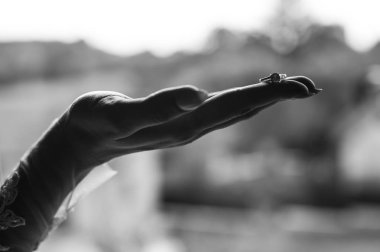 bir yüzük tutan kadın el 