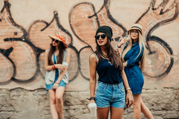 Meninas bonitas descansar na rua — Fotografia de Stock