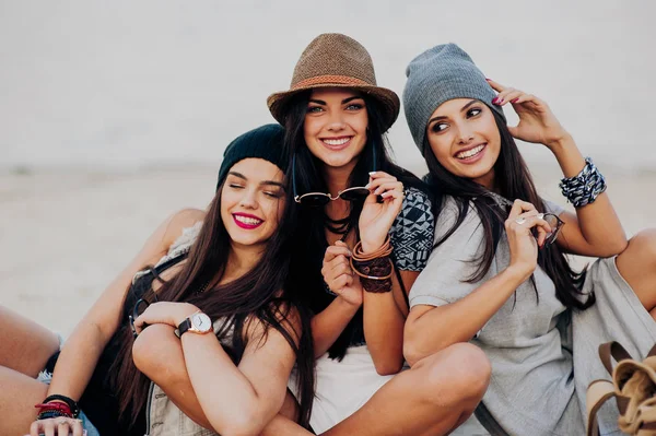 Schöne Mädchen am Strand — Stockfoto