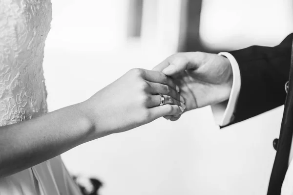 Couple aimant tenant la main avec des anneaux — Photo