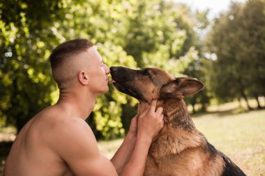 bir Alman kurdu adam