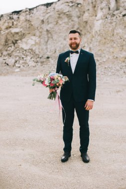 bir buket çiçek ile damat