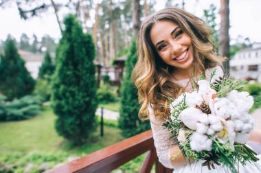 Beyaz buket ile güzel gelin 