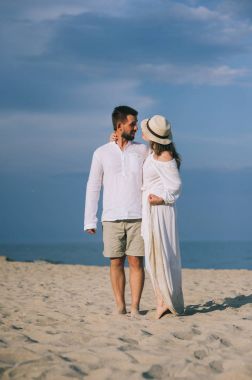 Kumsalda aşık bir çift