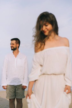 Kumsalda aşık bir çift