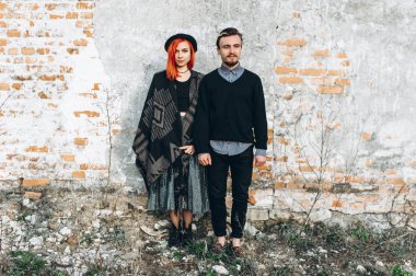 Kaç tuğla duvarın yanında