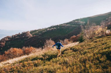 Bir kaya üzerinde duran genç adam