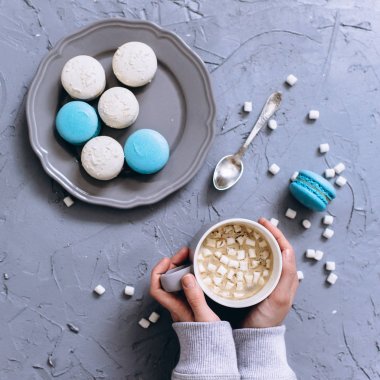 Fransızca Macarons ve kakao içecek