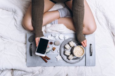 kahve yatak ve telefon ile kız