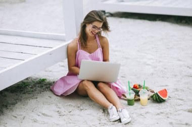 Güzel bir kız ile bir dizüstü bilgisayar çalışır 