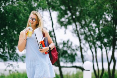 Kız taze meyve suyu içecekler