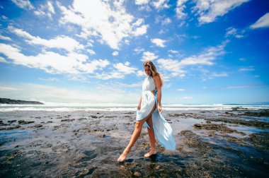 Sahilde güzel bir kadın