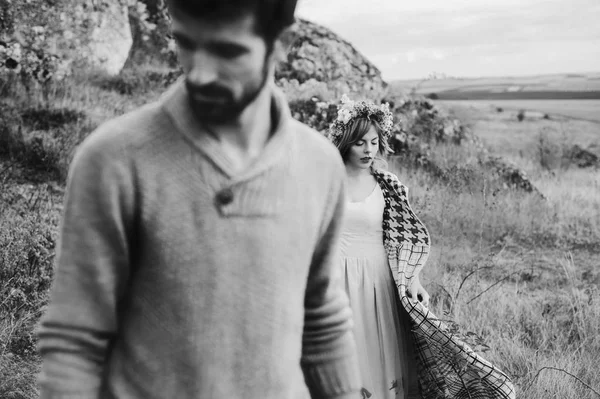 Couple standing on peak of mountain — Stock Photo, Image