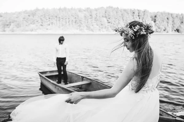 Beautiful bride and groom — Stock Photo, Image