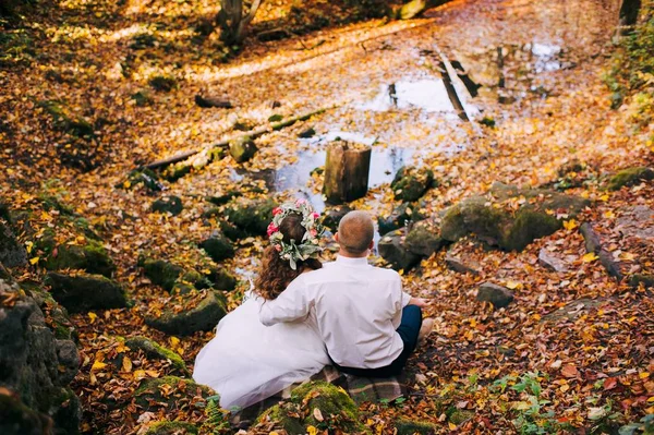 Para w lesie jesienią — Zdjęcie stockowe