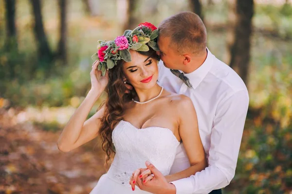 Novia y novio felices — Foto de Stock