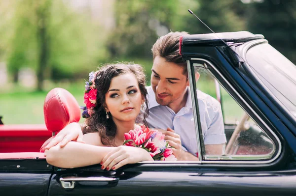 Young couple in vintage car — Stock Photo, Image