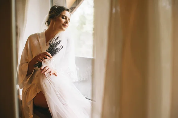 Beautiful bride before the wedding — Stock Photo, Image