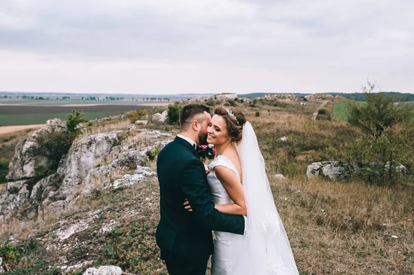 Krásná nevěsta a ženich — Stock fotografie