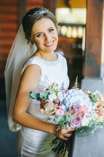 Schöne Braut vor der Hochzeit — Stockfoto