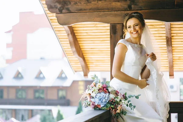 Красивая невеста перед свадьбой — стоковое фото