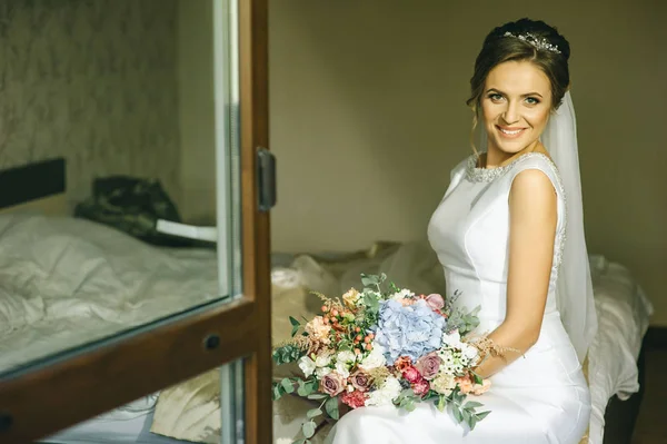 Beautiful bride before the wedding — Stock Photo, Image