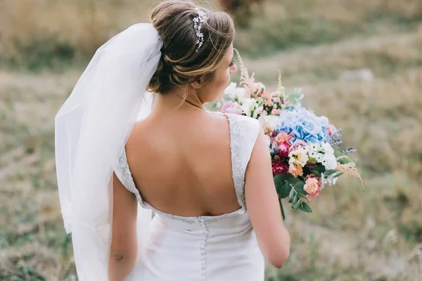 Красивая невеста со свадебным букетом — стоковое фото