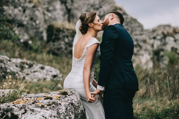 Beautiful bride and groom — Stock Photo, Image