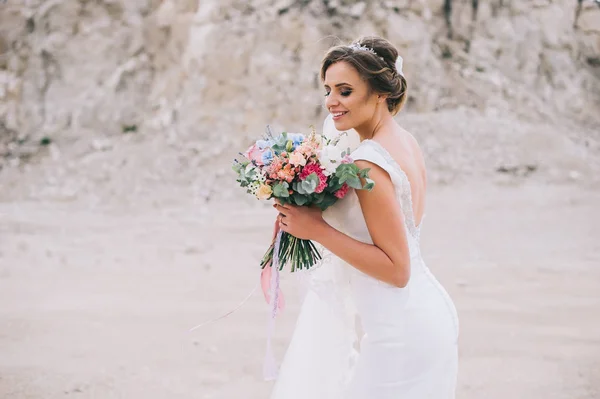 Belle mariée avec bouquet de mariage — Photo