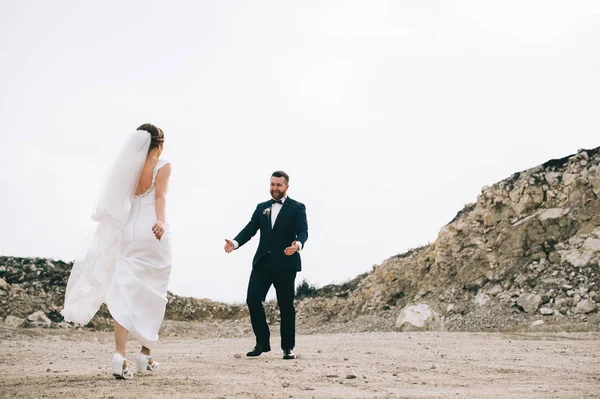 Свадебная пара в карьере глины — стоковое фото