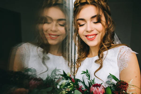 Beautiful bride with a bouquet — Stock Photo, Image