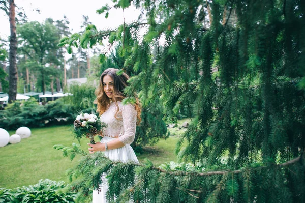 Beautiful bride with white bouquet — Stock Photo, Image