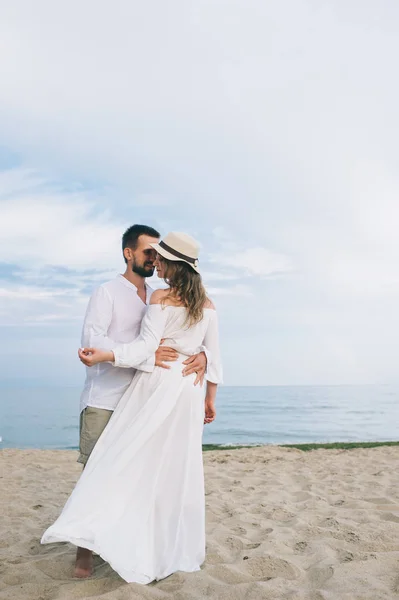 Casal apaixonado na praia — Fotografia de Stock