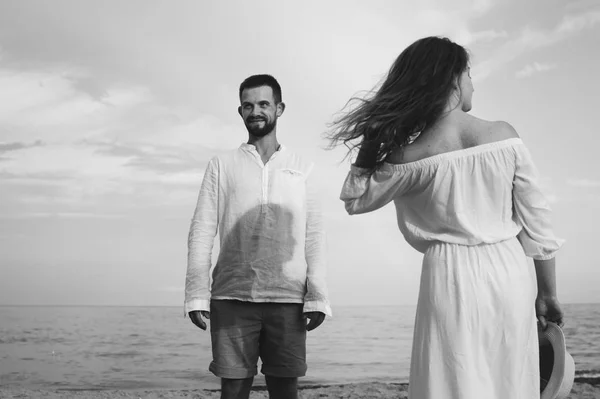 Casal apaixonado na praia — Fotografia de Stock