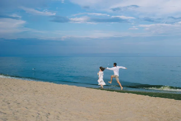 Casal apaixonado na praia — Fotografia de Stock