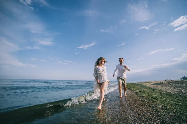 Kumsalda aşık bir çift