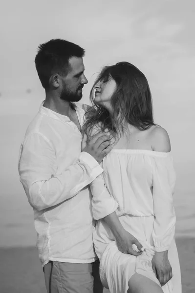 Pareja enamorada en la playa —  Fotos de Stock