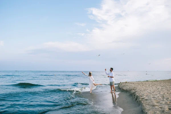 Pareja enamorada en la playa —  Fotos de Stock