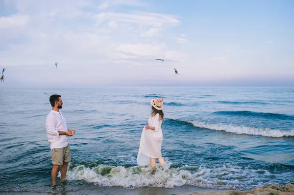 Kumsalda aşık bir çift