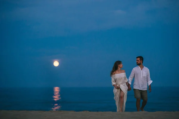 Casal amoroso perto do mar — Fotografia de Stock