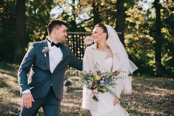 Jovem casal de casamento — Fotografia de Stock