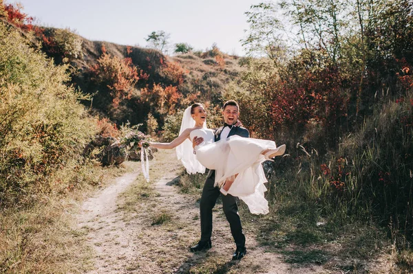 Jovem casal de casamento — Fotografia de Stock