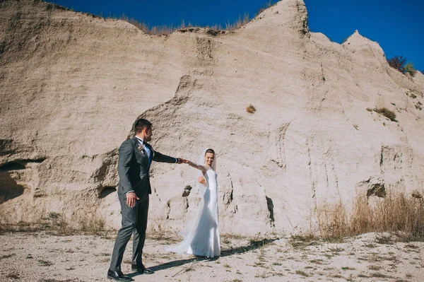 Pareja de boda en la carrera de arcilla —  Fotos de Stock