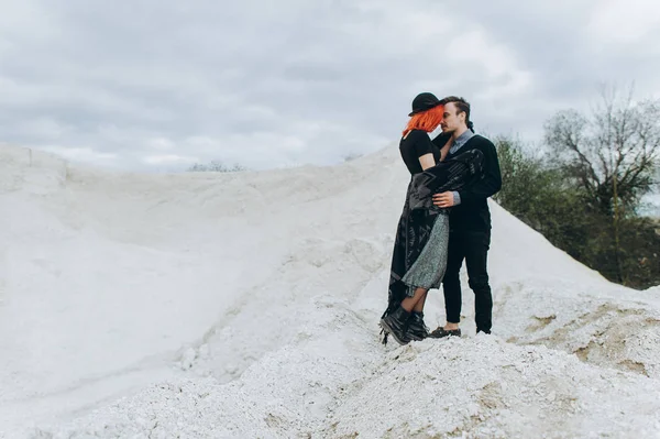 Jovem casal apaixonado — Fotografia de Stock