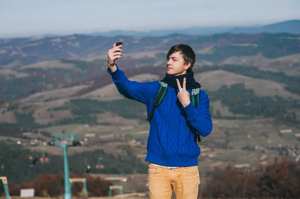 Jovem hipster tirando foto — Fotografia de Stock