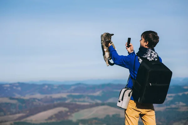 Турист и кот на горе — стоковое фото