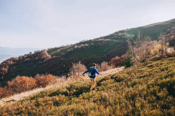 Bir kaya üzerinde duran genç adam